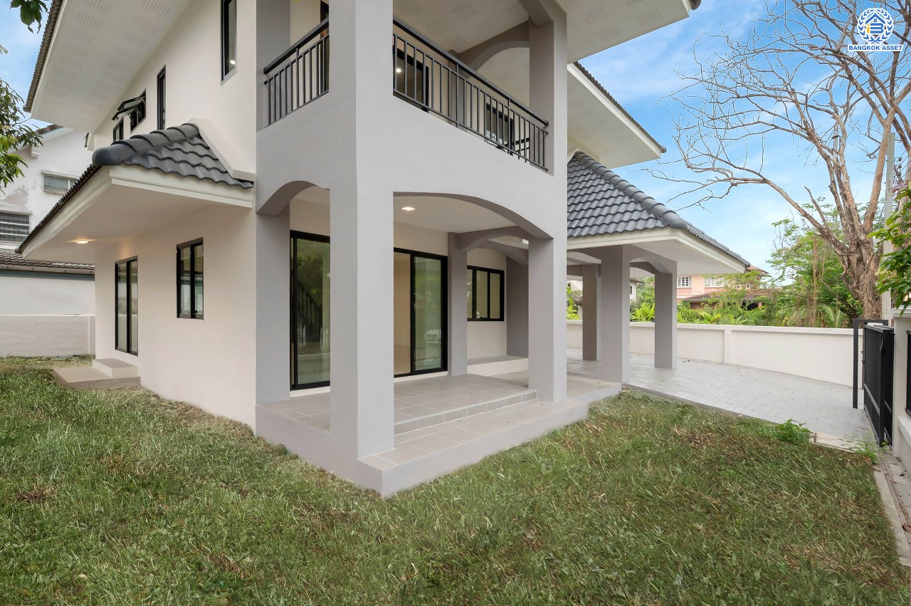 บ้านมือสองตกแต่งใหม่ โครงการ กฤษดานคร18 พุทธมณฑลสาย3 เนื้อที่ 80 ตร.ว. บนพื้นที่ใช้สอยมากถึง 272.57 ตร.ม. อีกระดับของฟังก์ชัน 4 ห้องนอน 3 ห้องน้ำ จอดรถได้ 2 คัน บรรยากาศสุด Private บนทำเลศักยภาพเชื่อมต่อหลายเส้นทาง ใกล้เซ็นทรัลปิ่นเกล้า ม.มหิดล และทางด่วน "ศรีรัช"